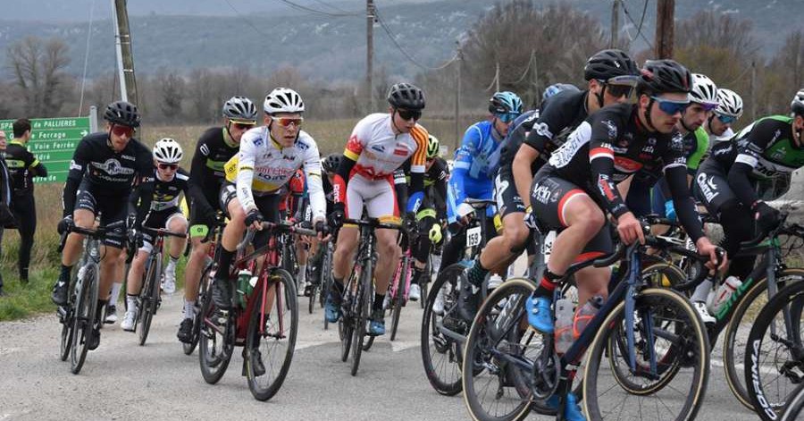 Un coureur du BMC Béziers au départ de la 1ère manche de Coupe de France N3