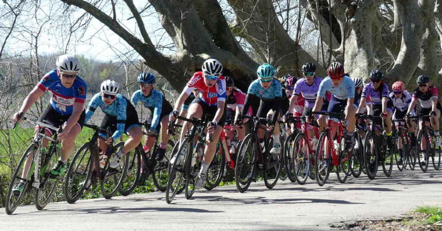 Belle course d'Eline COLLN à Sorgues (84) sur une épreuve féminine FFC !