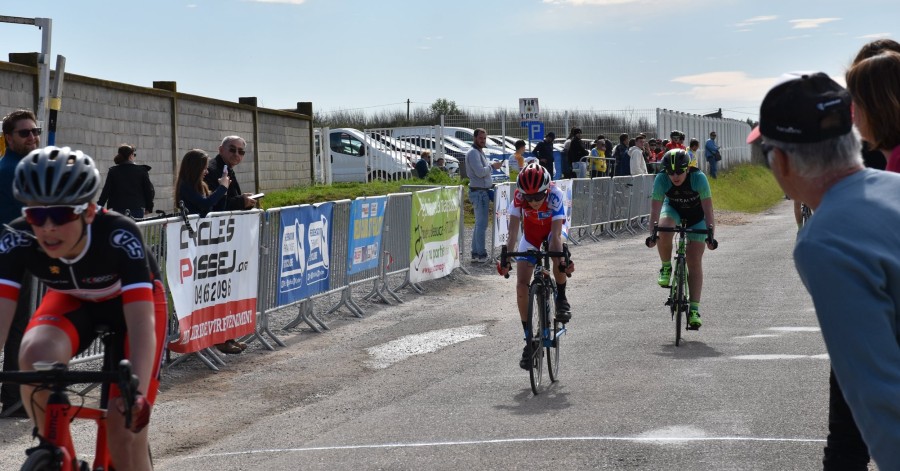 L'école de vélo route a repris à Saint Gilles (30) avec une victoire.