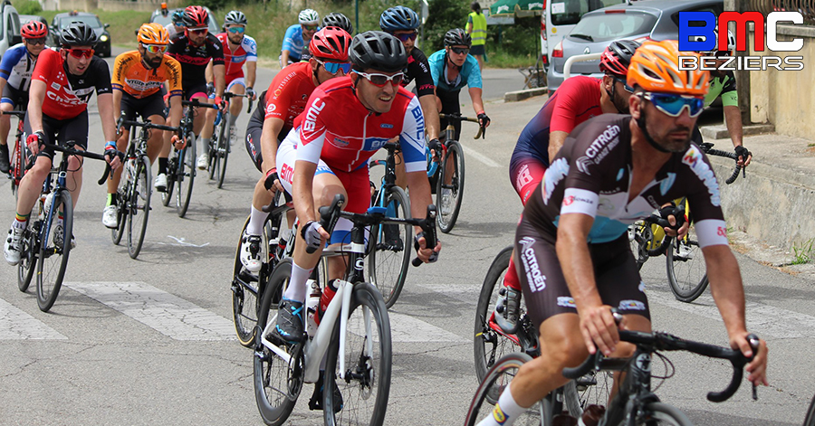 2 coureurs du BMC Béziers montrent le maillot à Cabrières d'Avignon (84)